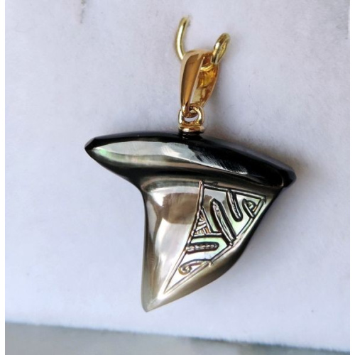 Mako - Pendentif Or Jaune 18 carats et Nacre Gravée