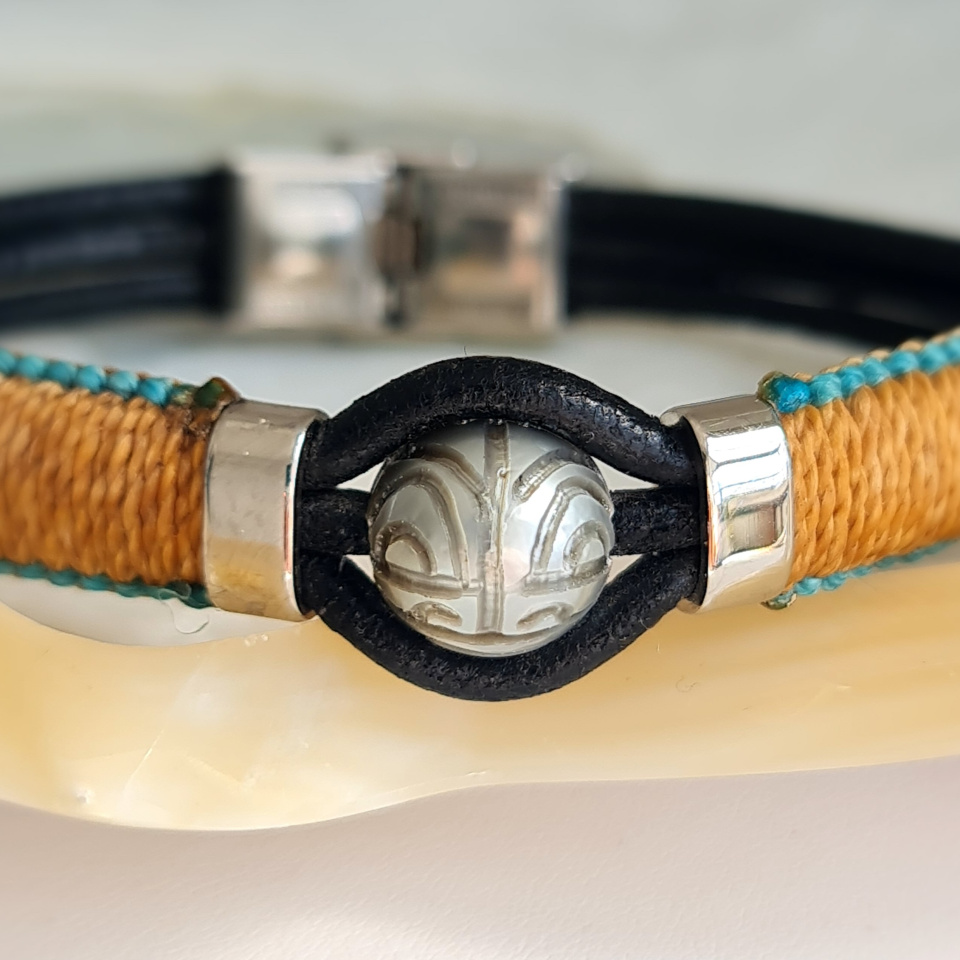 Temana - Bracelet Cuir, Acier et perle de culture de Tahiti Gravée