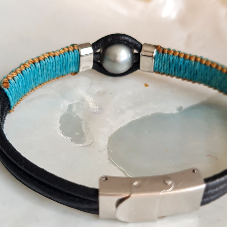 Temana - Bracelet Cuir, Acier et perle de culture de Tahiti Gravée