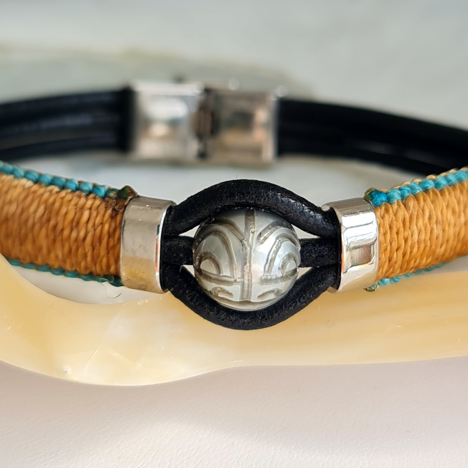 Temana - Bracelet Cuir et Véritable Perle de Tahiti Gravée