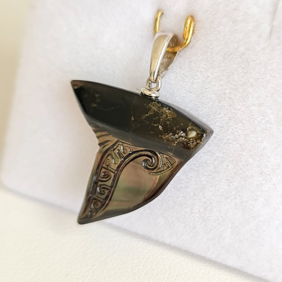 Pendentif mobile en argent rhodié  et dent de requin taillée dans la nacre de Tahiti