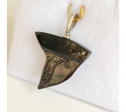 Pendentif mobile en argent rhodié  et dent de requin taillée dans la nacre de Tahiti