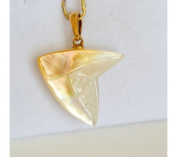 Pendentif or jaune et nacre de Tahiti gravée et  taillée en forme de dent de requin