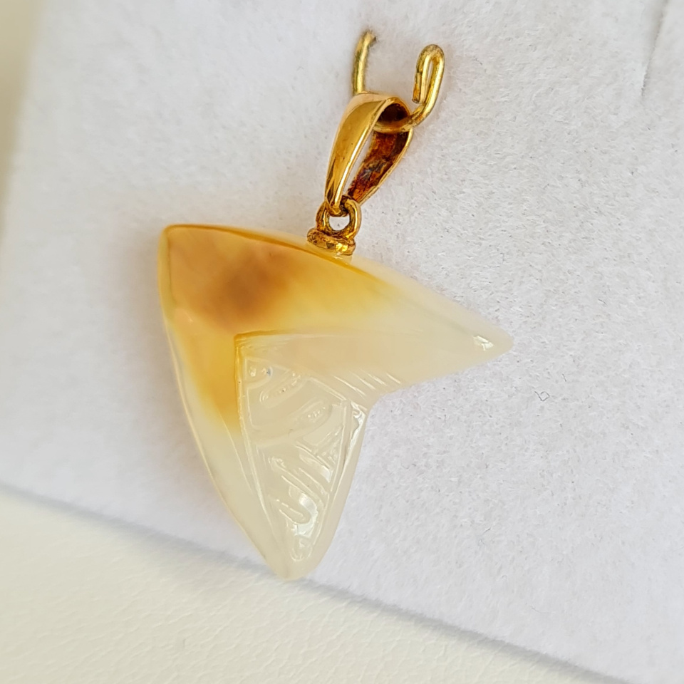 Pendentif or jaune et nacre de Tahiti gravée et  taillée en forme de dent de requin