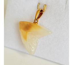 Pendentif or jaune et nacre de Tahiti gravée et  taillée en forme de dent de requin