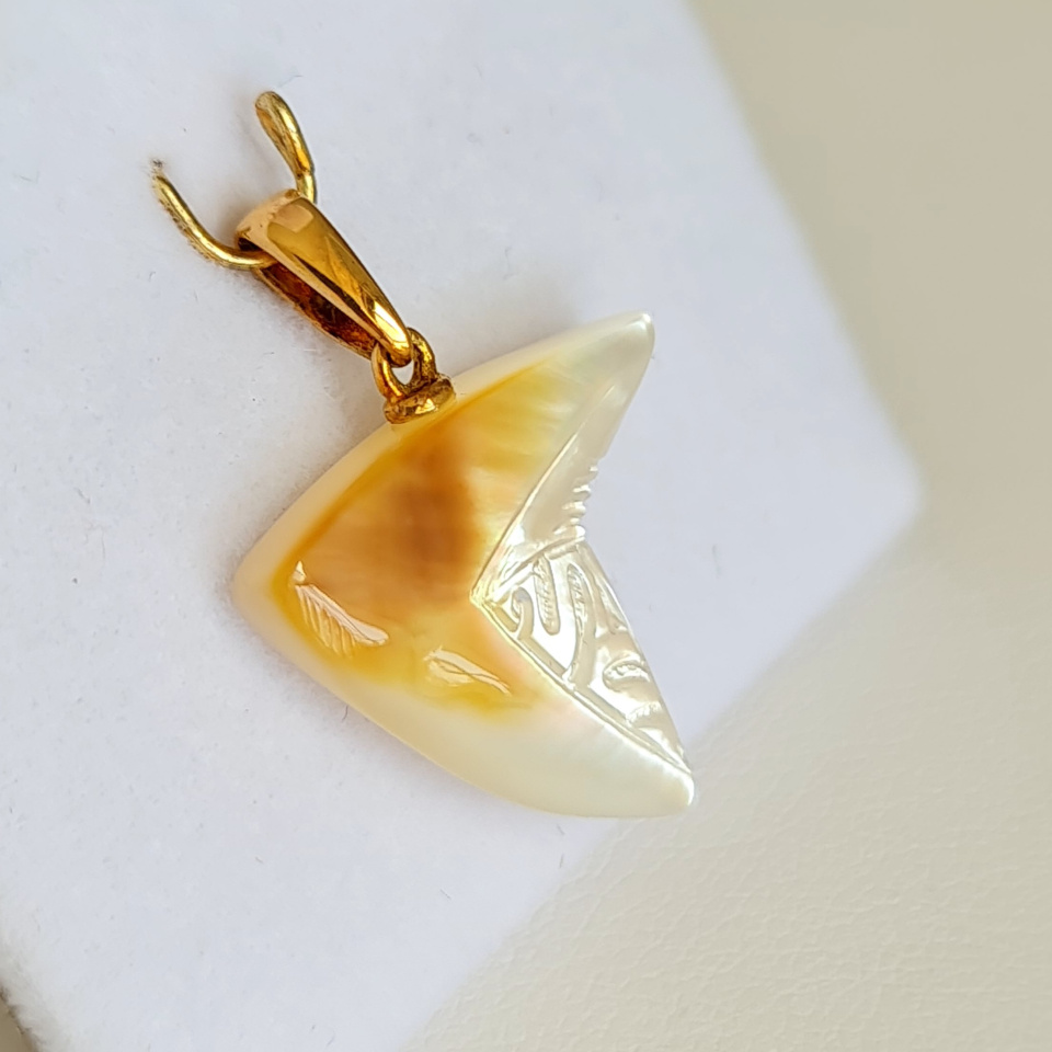 Pendentif or jaune et nacre de Tahiti gravée et  taillée en forme de dent de requin