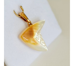 Pendentif or jaune et nacre de Tahiti gravée et  taillée en forme de dent de requin