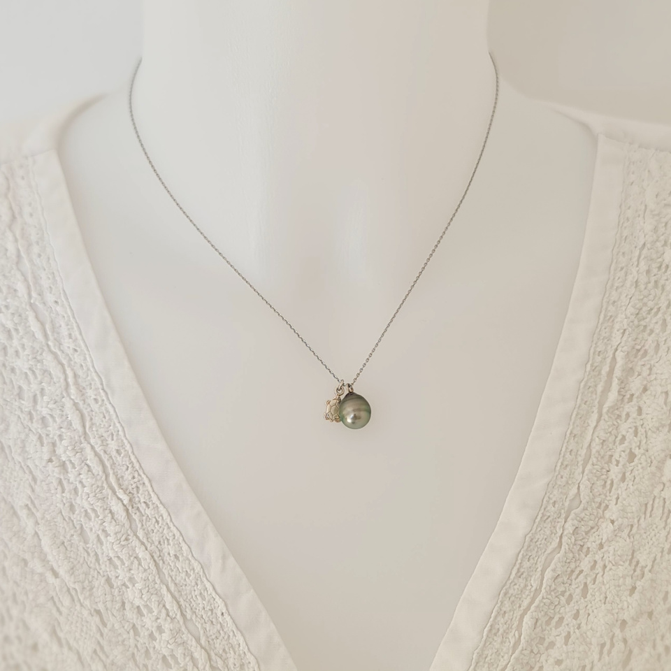 Tortue & Co - collier argent rhodié, tortue argent et perle de Tahiti